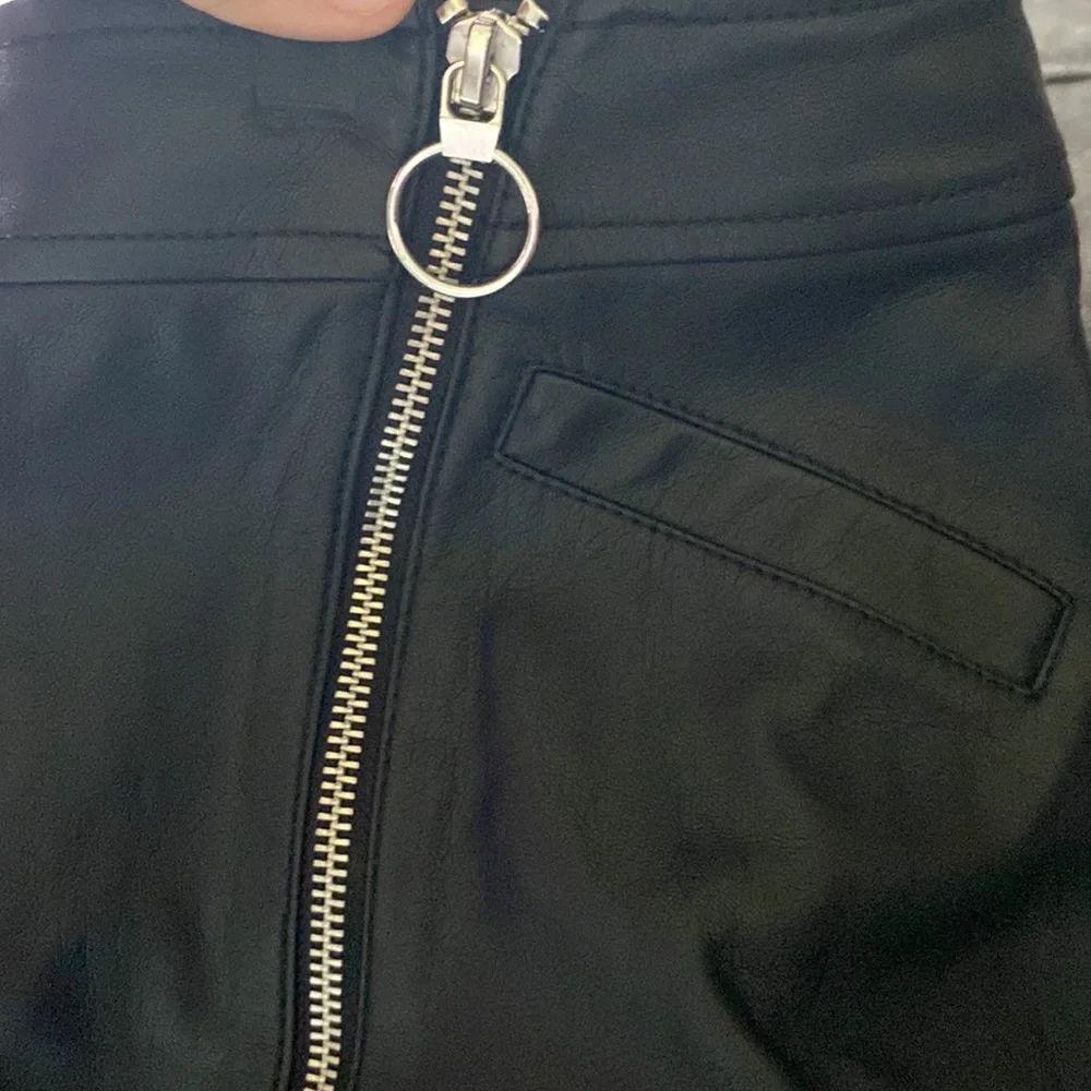 Like new faux leather mini skirt size 8 - Picture 5 of 5